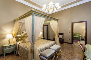 Postel nebo postele na pokoji v ubytování Hotel Al Ponte Mocenigo