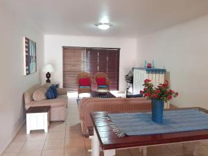 sala de estar con sofá y mesa en Point Village Accommodation - Portobello 26 en Mossel Bay