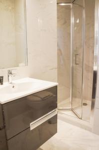 La salle de bains est pourvue d'un lavabo et d'une douche. dans l'établissement The Mornington Camden Female only Hostel, à Londres