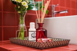 ein Tablett mit zwei Flaschen und Blumen auf der Theke in der Unterkunft Casa da Cera da Porta da Vila in Guimarães + 19 Fotos