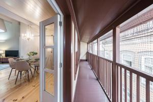 einen Flur mit einem Esszimmer und einem Esstisch in der Unterkunft Casa da Cera da Porta da Vila in Guimarães