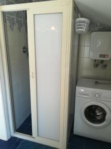 een badkamer met een wasmachine en een wasmachine bij Casa TREND in Marina di Ragusa