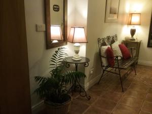 sala de estar con silla y mesa con lámpara en Ashleigh Guest House, en Monaghan