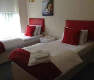 Cama o camas de una habitación en The Devonshire House Hotel