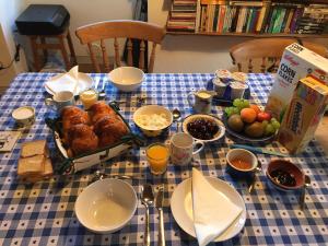 une table avec un chiffon de table bleu et blanc et de la nourriture dans l'établissement Nel Cielo... di Barga, à Barga