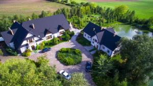 uma vista aérea de uma grande casa com um lago em Zielony Zakątek em Ostrołęka