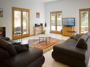 Μια τηλεόραση ή/και κέντρο ψυχαγωγίας στο Private luxury Villa BIANCO on Solta for up to 10 persons, heated pool, free parking, very close to the beach! FREE Kajak & Mountainbikes, GREAT living area & privacy!
