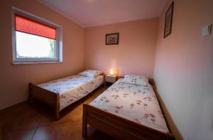 Ein Bett oder Betten in einem Zimmer der Unterkunft Wyspa Uznam - DOMEK KARSIBÓR