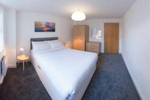a bedroom with a large white bed in a room at Modern 2 Bedroom Apartment in City Centre with Balcony in Manchester
