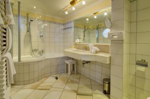 Ένα μπάνιο στο Boutique-Hotel Bauer