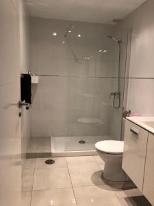 łazienka z prysznicem i toaletą w obiekcie Apartment Layla w Puerto del Carmen