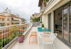 テッサロニキにあるBrand new stylish 3 bdrm apartment with terraceの海の景色を望むバルコニー(椅子、テーブル付)