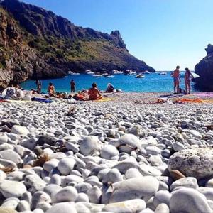 un grande gruppo di rocce su una spiaggia di B&B Porta di Suso Camerota a Camerota
