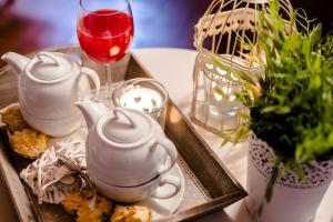 Il Castelluccio Country Resort Restaurant & SPA的咖啡和沏茶工具