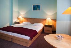 En eller flere senge i et værelse på City Hotel Pilvax
