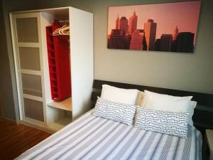 a bedroom with a bed with a painting on the wall at Apartamento Urgel in Madrid