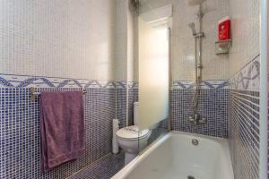 łazienka z toaletą i wanną w obiekcie Apartamento Urgel w Madrycie +8 zdjęć