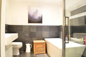 Bagno di Spacious 2 Bedroom House Close to Notting Hill