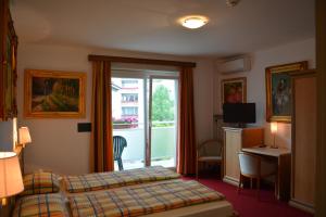 Rúm í herbergi á Hotel Dischma - FREE BUS AND TRAIN TICKET