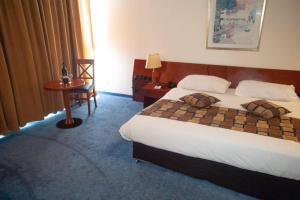 Postel nebo postele na pokoji v ubytování King Solomon Hotel Tiberias