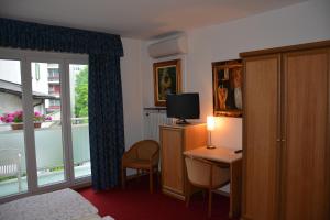 Rúm í herbergi á Hotel Dischma - FREE BUS AND TRAIN TICKET