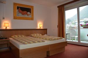 Rúm í herbergi á Hotel Dischma - FREE BUS AND TRAIN TICKET