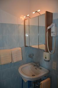 Phòng tắm tại Hotel Dischma - FREE BUS AND TRAIN TICKET