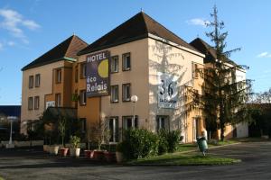 ein Hotel mit einem Schild an der Seite eines Gebäudes in der Unterkunft Hôtel Eco Relais - Pau Nord in Lons