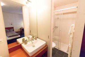 bagno con lavandino, doccia e servizi igienici di Gasthaus Ochsen a Tägerwilen Altre 28 foto