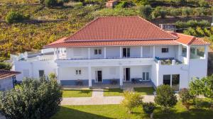 uma vista aérea de uma casa branca com um telhado laranja em 44House - Quinta do Casal em Mesão Frio