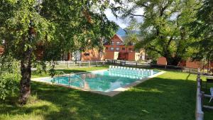 una piscina en el patio de una casa en Amplia y Cómoda Casa, en Pucón