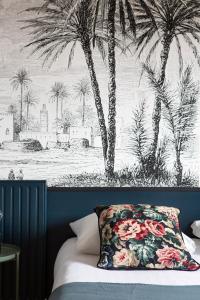 レンヌにあるTEA TIME by Cocoonrの椰子の絵画が壁に描かれたベッドルーム