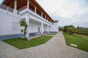 an external view of a white building with a courtyard at 44House - Quinta do Casal in Mesão Frio