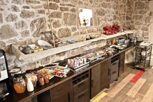 una cocina con una barra con comida. en Luxury Lidija Rooms, en Split