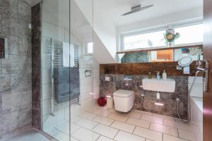 Ένα μπάνιο στο The Penthouse, Opposite Sale Metrolink, Includes Free Parking +16 φωτογραφίες