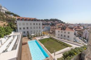 ein Apartment mit einem Pool auf dem Dach eines Gebäudes in der Unterkunft Prime Lisbon - Mouraria in Lissabon