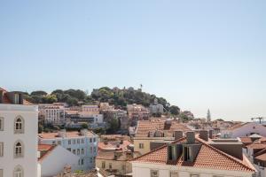 Blick auf eine Stadt mit Gebäuden in der Unterkunft Prime Lisbon - Mouraria in Lissabon