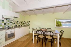 A kitchen or kitchenette at Appartamenti Lungomare Seafront - Goelba