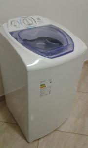 un water bianco con un sedile del water blu sopra di LA DORITA a Búzios