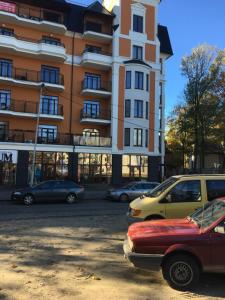 スヴェトロゴルスクにあるMelaniの建物の前に車を停めた駐車場
