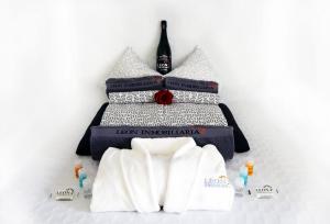 エンプリアブラバにあるLEON INMO Chalet Bianca - 10105のベッド1台(ワイン1本、タオル付)