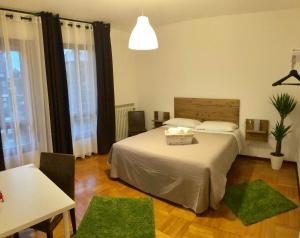 Schlafzimmer mit einem Bett, einem Tisch und Stühlen in der Unterkunft CITYHOUSE in Padua