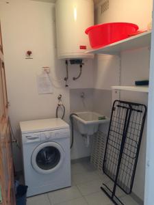 une petite salle de bains avec un lave-linge et un lavabo dans l'établissement Bonaire, à L'Escala