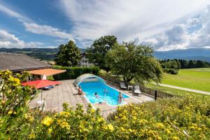 Bazén v ubytování Hotel Gasthof zur Linde nebo v jeho okolí