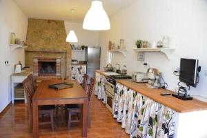 Kuhinja oz. manjša kuhinja v nastanitvi Montejunto Villas-Casa do Esquilo