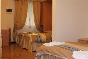 A bed or beds in a room at Hotel Europa