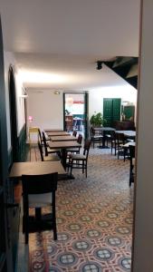 TV a/nebo společenská místnost v ubytování Logis Hotel Le Chêne Vert