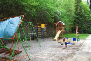 un parque infantil con tobogán y columpio en Pansionat Mechta, en Kislovodsk