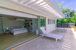 a living room with a couch and a chair at Villa Los Cocos Baru in Barú