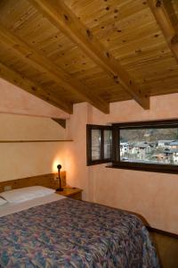 una camera da letto con un letto e una finestra di Albergo Dei Pescatori a Piode